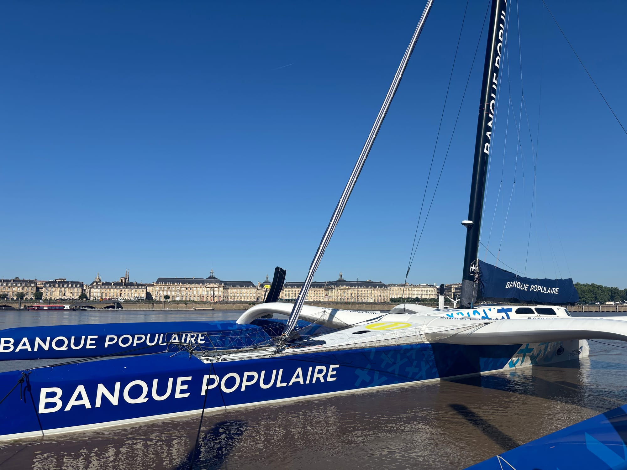 Le Maxi Banque Populaire XI amarré quai des Queyries