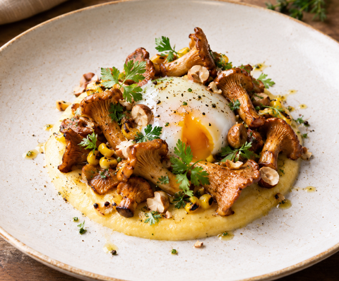 Girolles juste poêlées, œuf parfait, crème de maïs grillé et noisettes