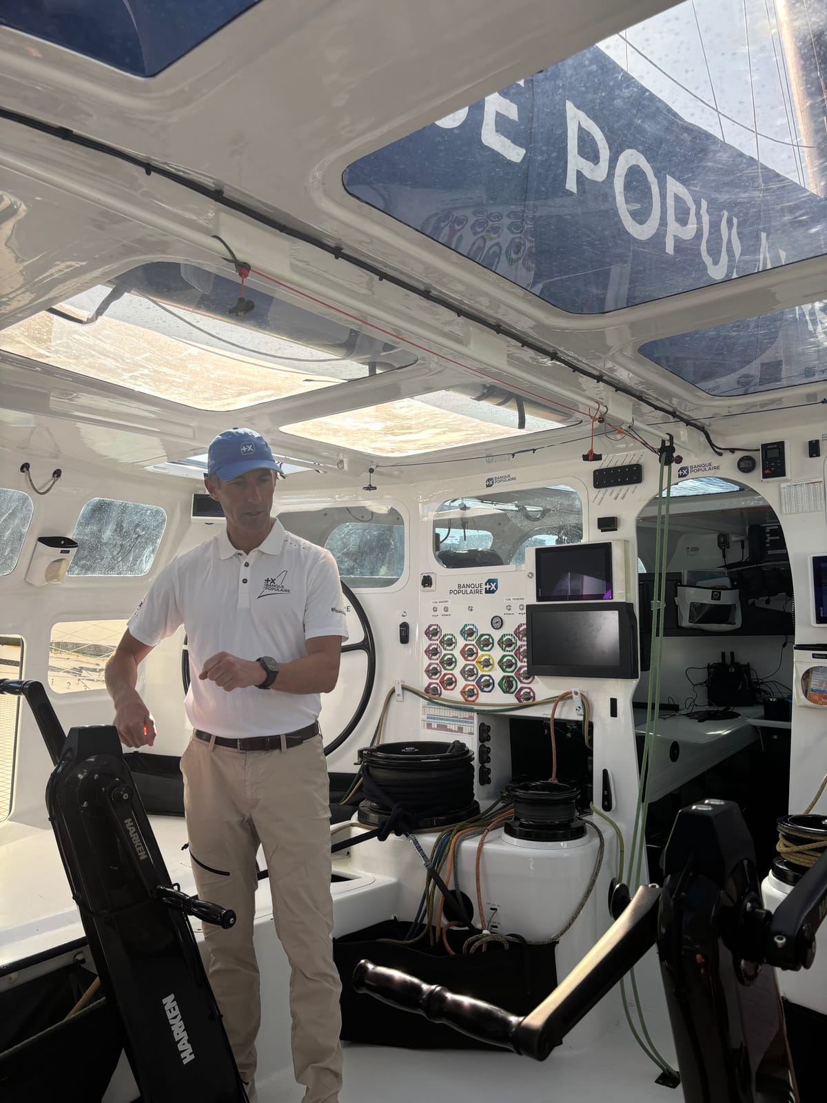 Armel Le Cléac'h, au cœur du cockpit où il prendra le départ de la Route du Rhum 2026.